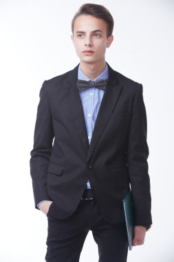 Klasör ile kendine güvenen genç işadamı