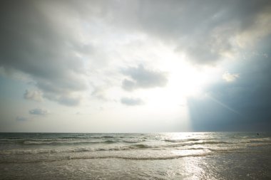 Dalgalar Tayland ile güzel deniz manzarası 