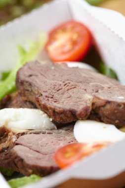 Sağlıklı gıda: haşlanmış yumurta, et 