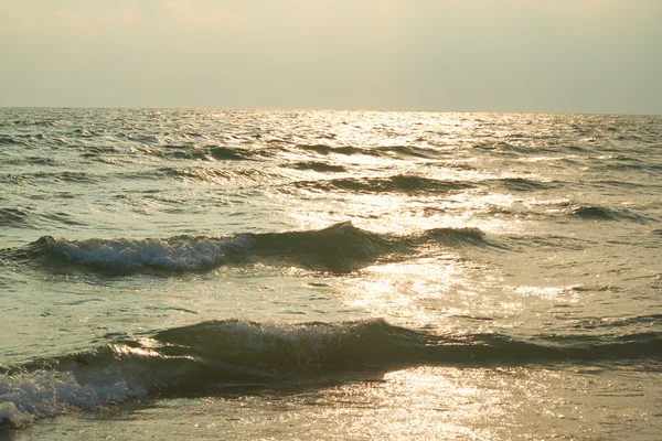 Wunderschöne Meereslandschaft mit Wellen in Thailand — Stockfoto