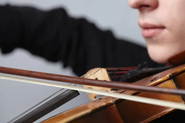 Homem com violino vintage — Fotografia de Stock