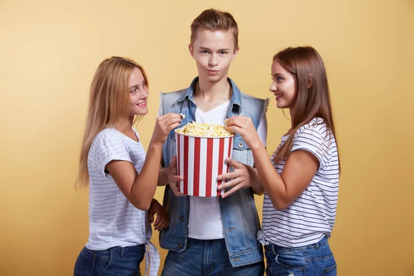 Jongeren met popcorn — Stockfoto