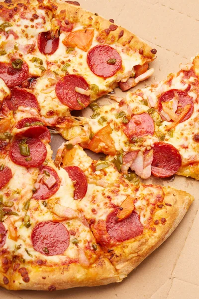 Pizza saborosa com salsicha de pepperoni e queijo — Fotografia de Stock