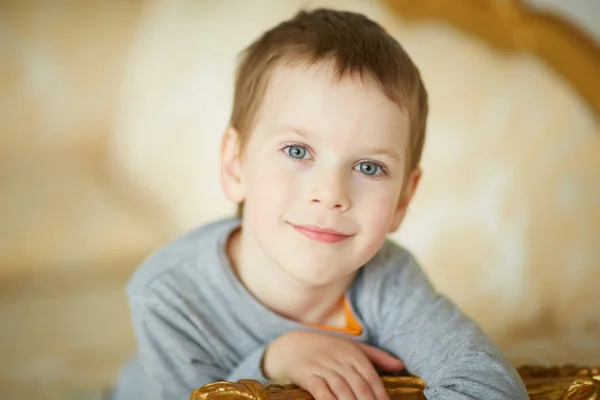 Милый маленький мальчик улыбается — стоковое фото