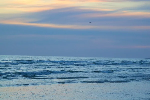 Pôr do sol sobre o mar Báltico — Fotografia de Stock