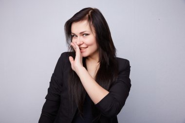 Gülümseyen genç güzel esmer