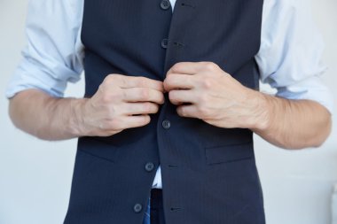 Genç işadamı giyiyor