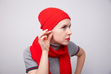 Güzel kadın dinler 