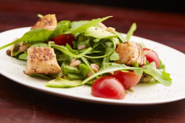 Balık, roka, domates salatası