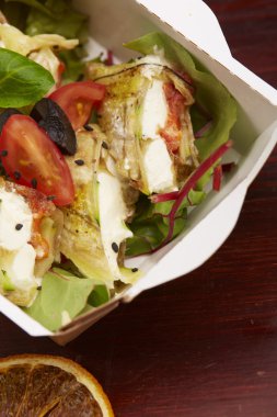 Balık, domates ve otlar ile yemek