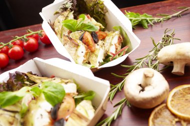 Balık, domates ve otlar ile yemek