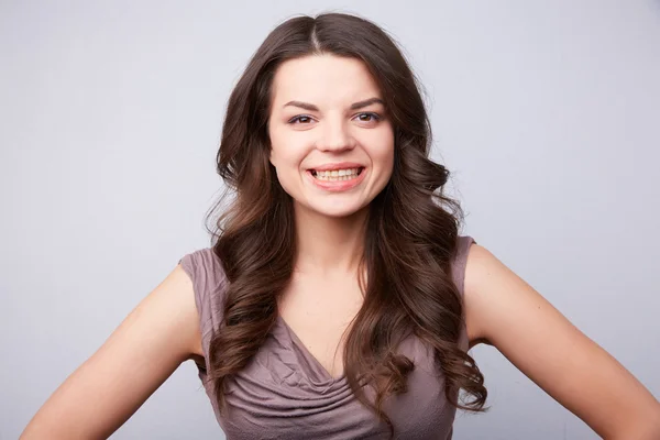 Hermosa joven sonriendo — Foto de Stock