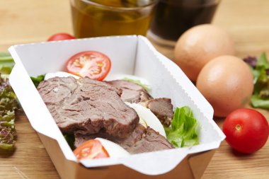 Sağlıklı gıda: haşlanmış yumurta, et 