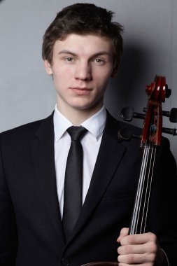 Klasik çello ile genç adam 