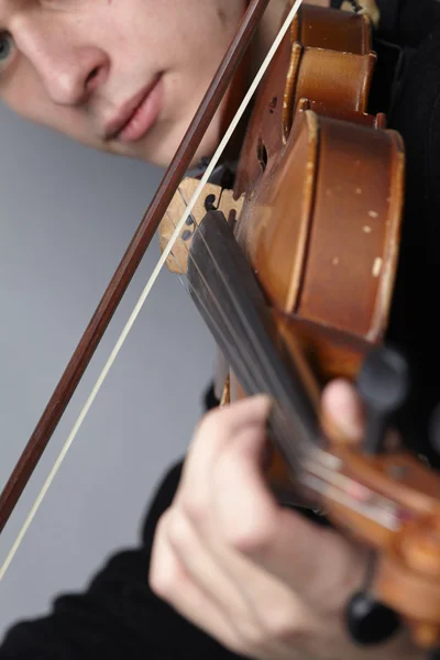 Homem com violino vintage — Fotografia de Stock