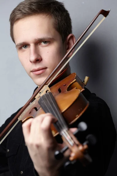 Homem com violino vintage — Fotografia de Stock