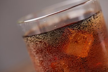 Viski kola ve buz ile 