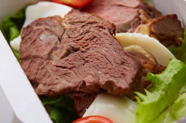 Sağlıklı gıda: haşlanmış yumurta, et 