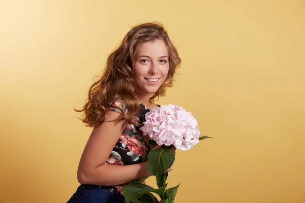 Fată frumoasă cu flori — Fotografie, imagine de stoc