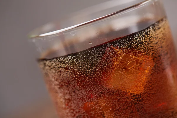 Viski kola ve buz ile 