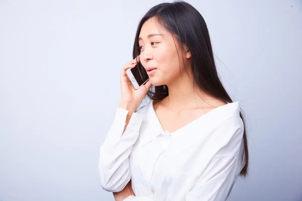 Chinês mulher falando no celular — Fotografia de Stock