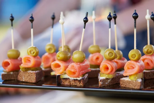 Snack gustosi sugli spiedini — Foto Stock