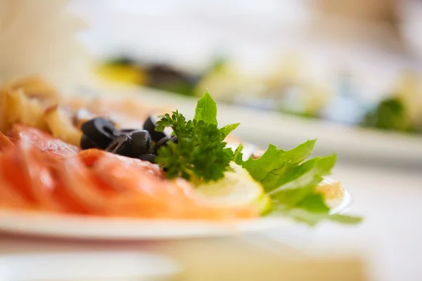 Sabrosos platos que sirven en el restaurante — Foto de Stock