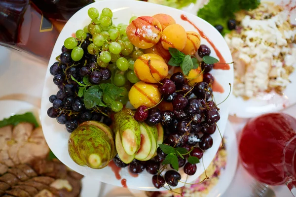 접시에 맛 있는 과일 — 스톡 사진