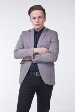 Beyaz arka plan üzerinde duran işadamı 