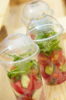 paket servisi olan restoran salata sebze