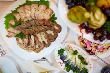 restoranda yemekler sunan