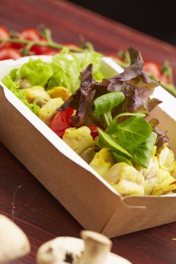 Balık, kiraz domates ve otlar