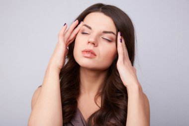 genç kadın baş ağrısı vardır.