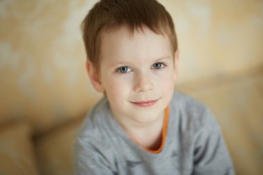 gülümseyen güzel çocuk