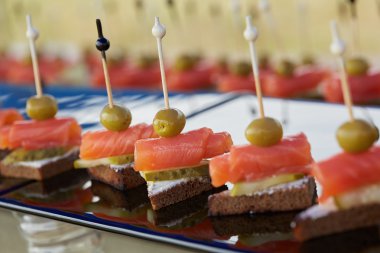 lezzetli aperatifler büfe için sopa üzerinde