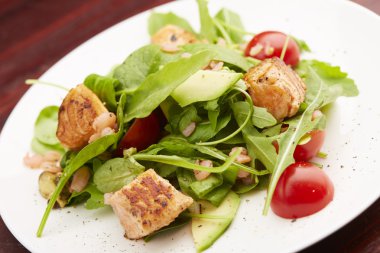 Balık, roka, domates salatası