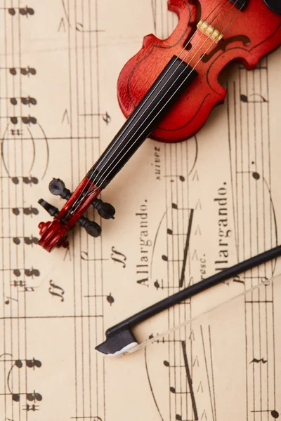 Violino no fundo das notas — Fotografia de Stock