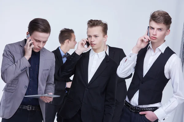 Молодые бизнесмены на встрече — стоковое фото