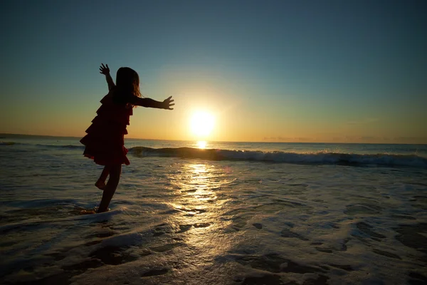 Menina jogando na praia — Fotografia de Stock