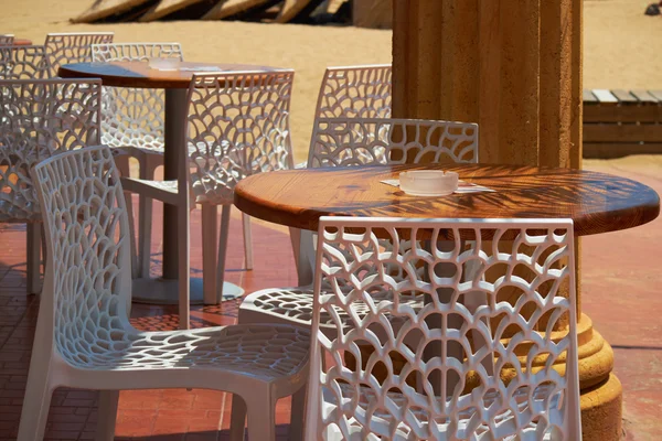 Tables and chairs at outdoor cafe — Stock Photo, Image