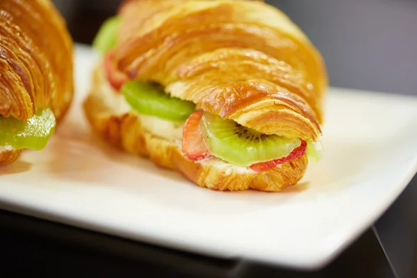 Obstcroissant mit Erdbeeren und Kiwi — Stockfoto