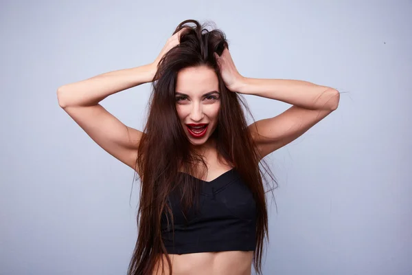 Mujer sosteniendo su cabeza — Foto de Stock