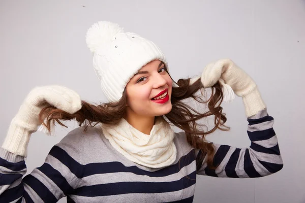 Menina usando chapéu de inverno, cachecol, mitenes — Fotografia de Stock