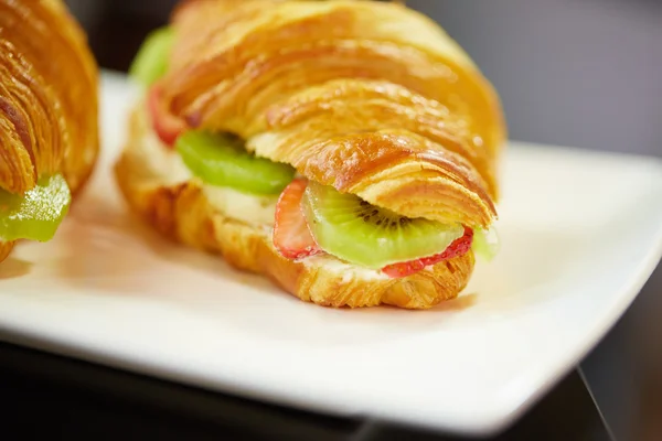 Croissant mit Erdbeeren und Kiwi — Stockfoto