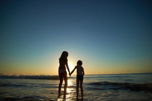 Jongen en meisje op de zee — Stockfoto