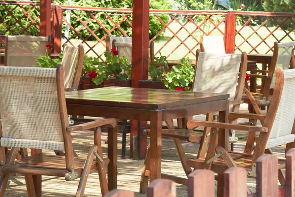 Tables and chairs at outdoor cafe — Stock Photo, Image