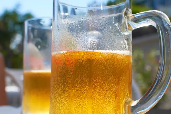 Dvě sklenice piva na stole — Stock fotografie