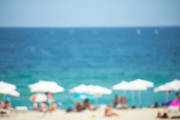 A strandon napernyők blur — Stock Fotó