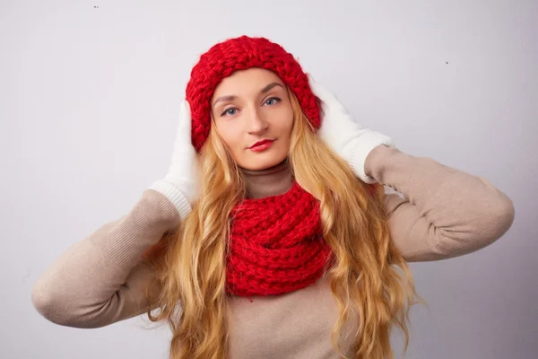 Blondin i en röd hatt — Stockfoto