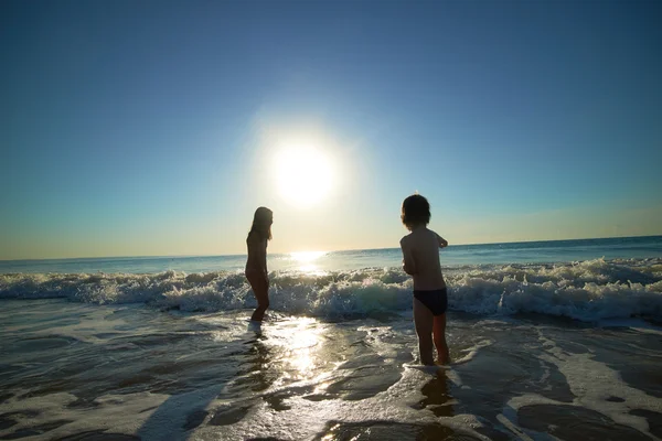 Fiú és lány a tengerparton — Stock Fotó